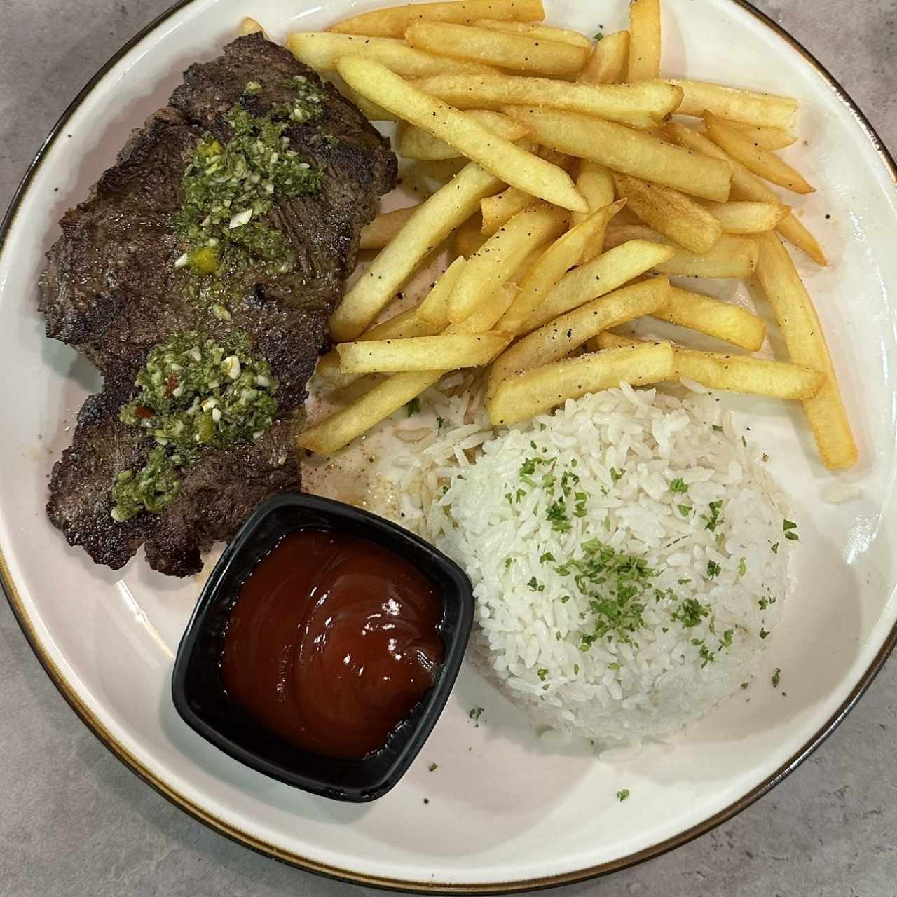 Churrasco con salsa chimichurri