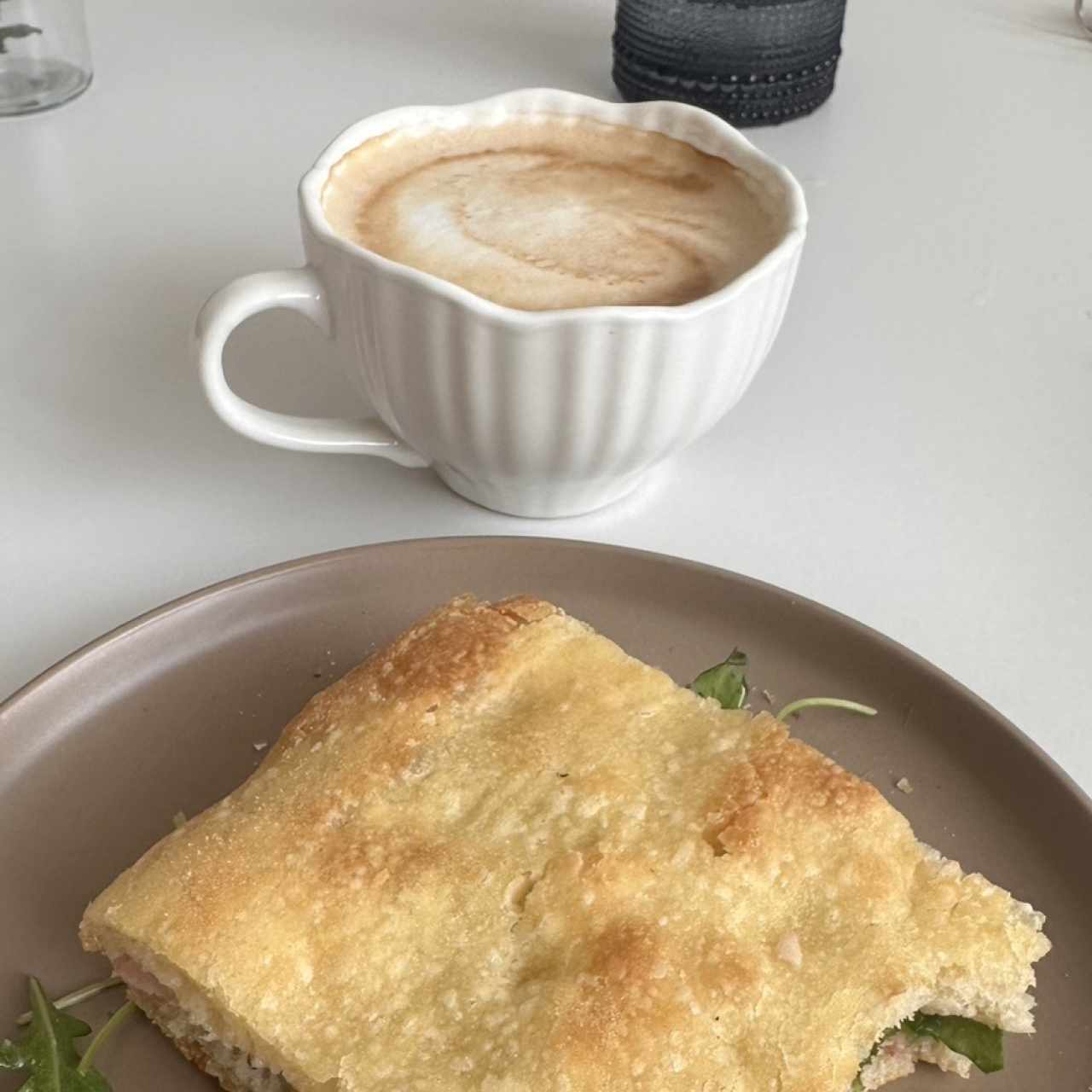 Focaccia y capuccino