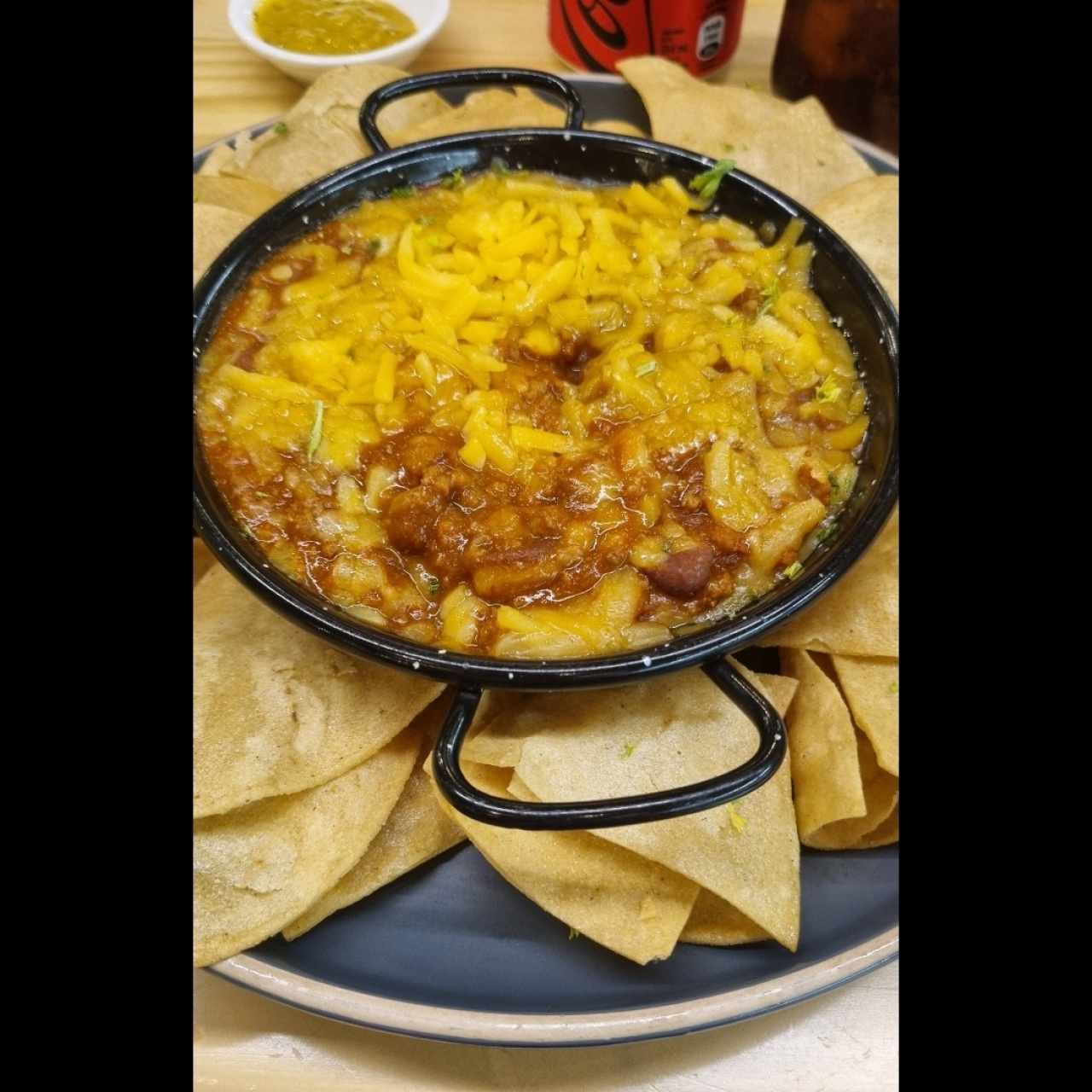 chile beans con totopos