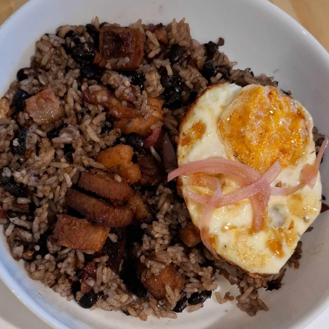 Arroz con puerco y frijoles a caballo