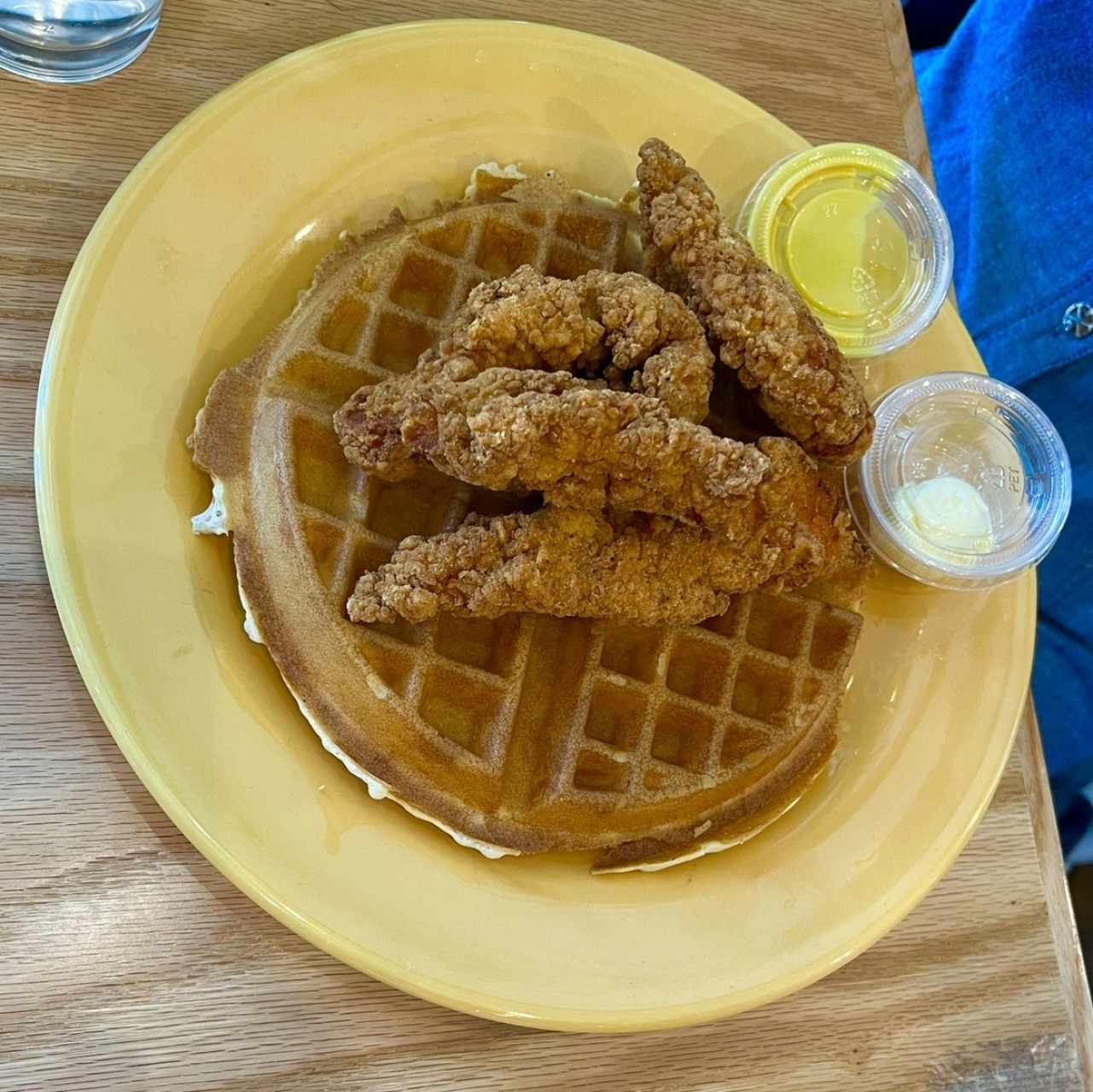 Waffles con chicken strips