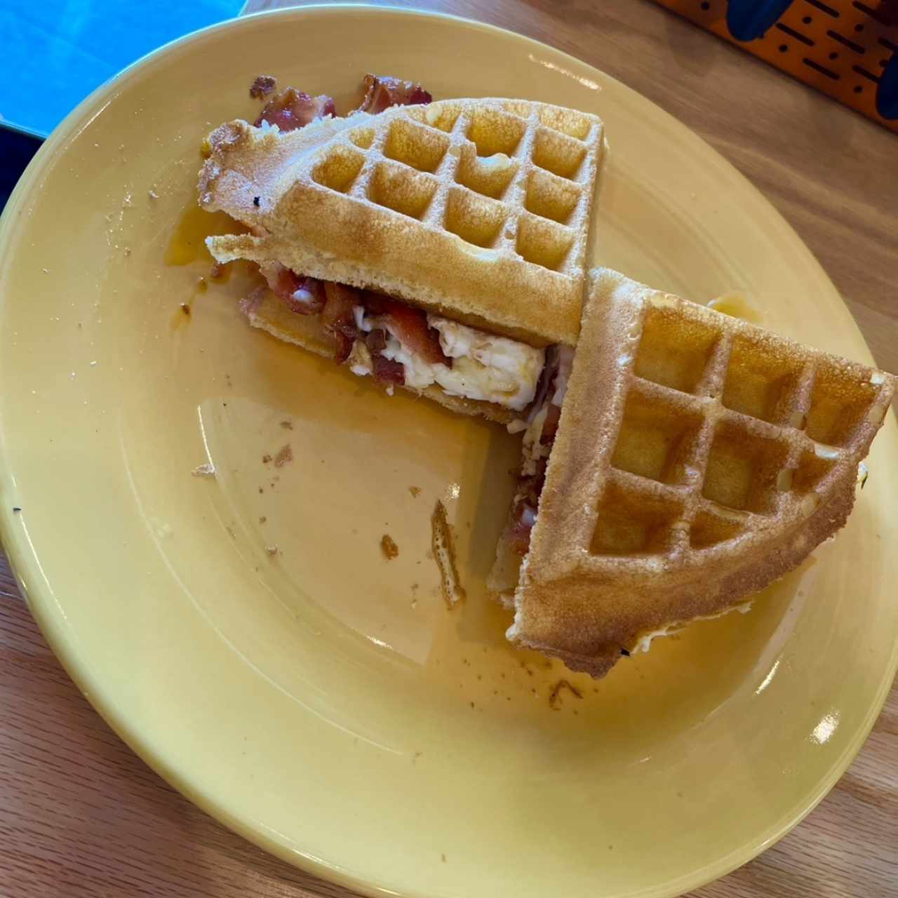 Waffle sandwich con bacon y huevo