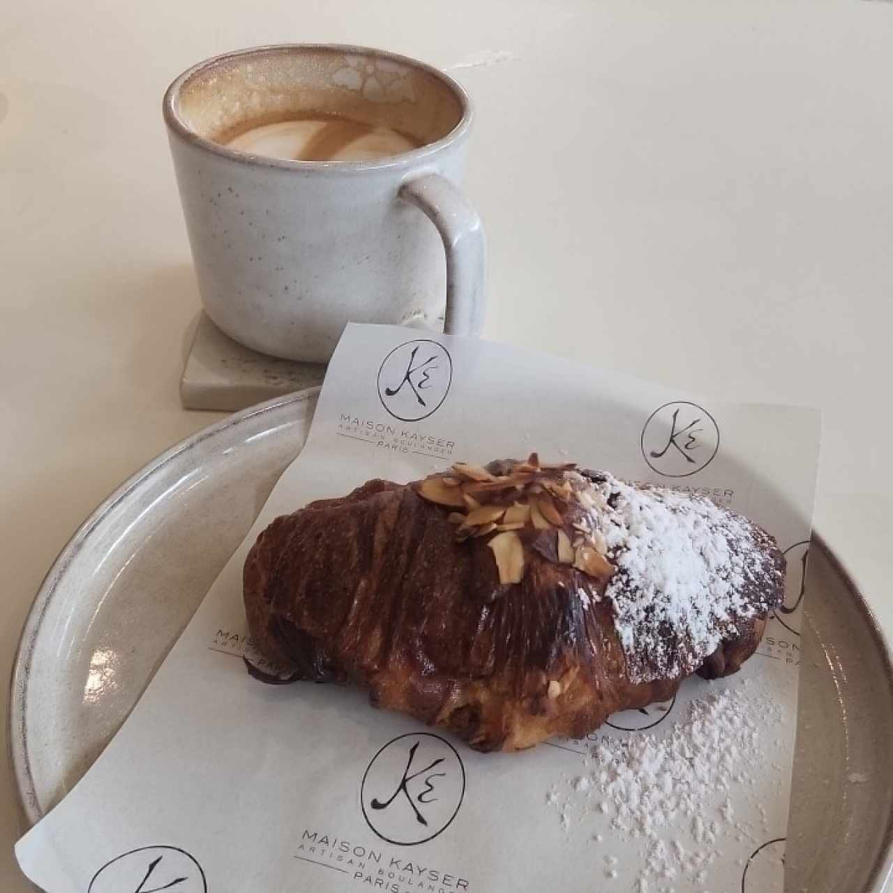 Croissant de almendra y cappuccino