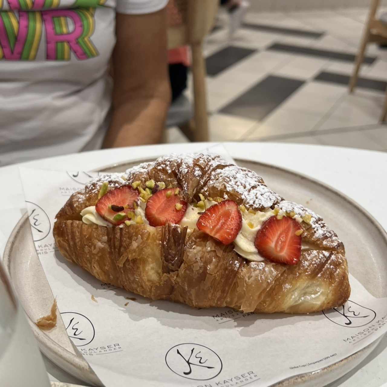 Crossaint con fresas y crema 