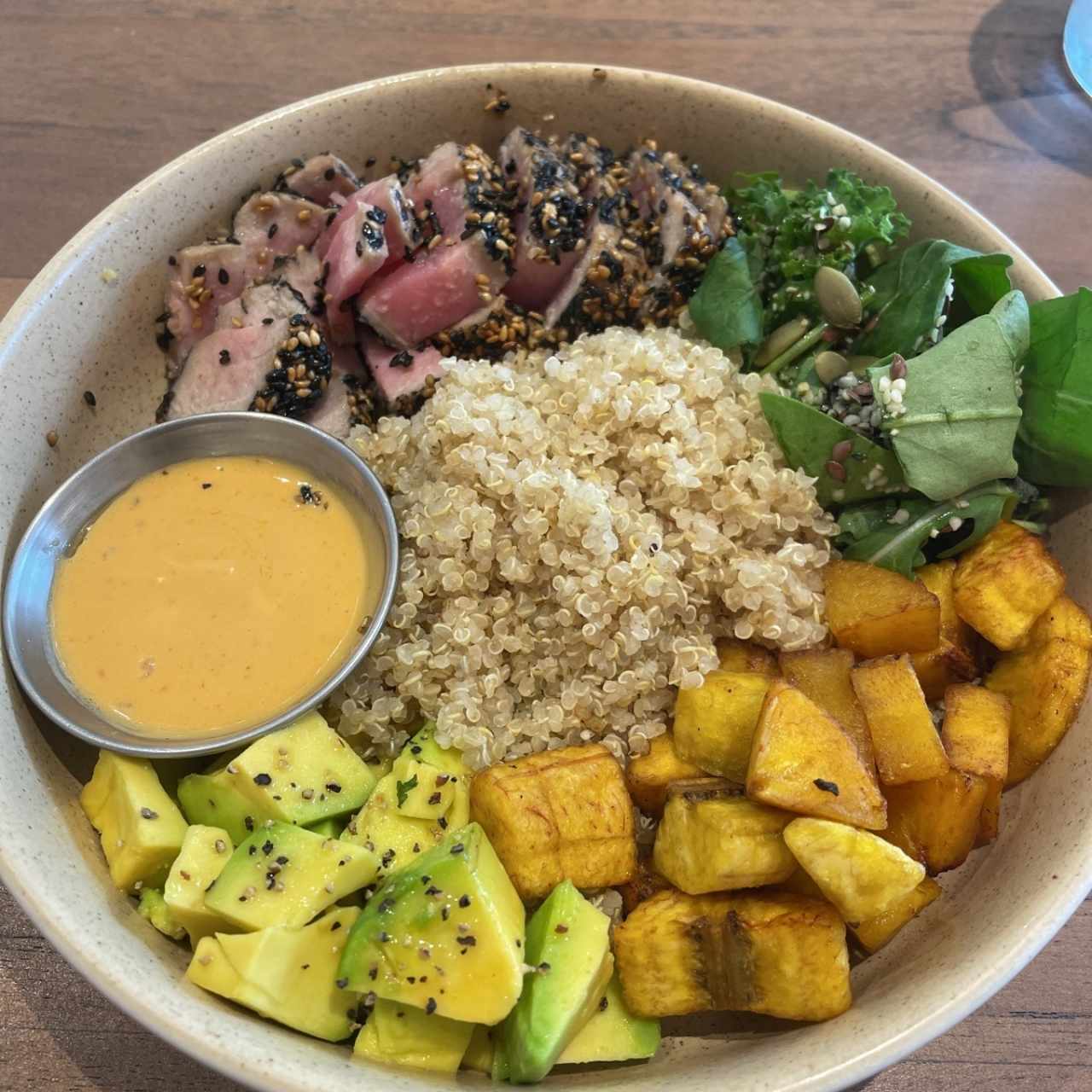 Bowl de atun sellado