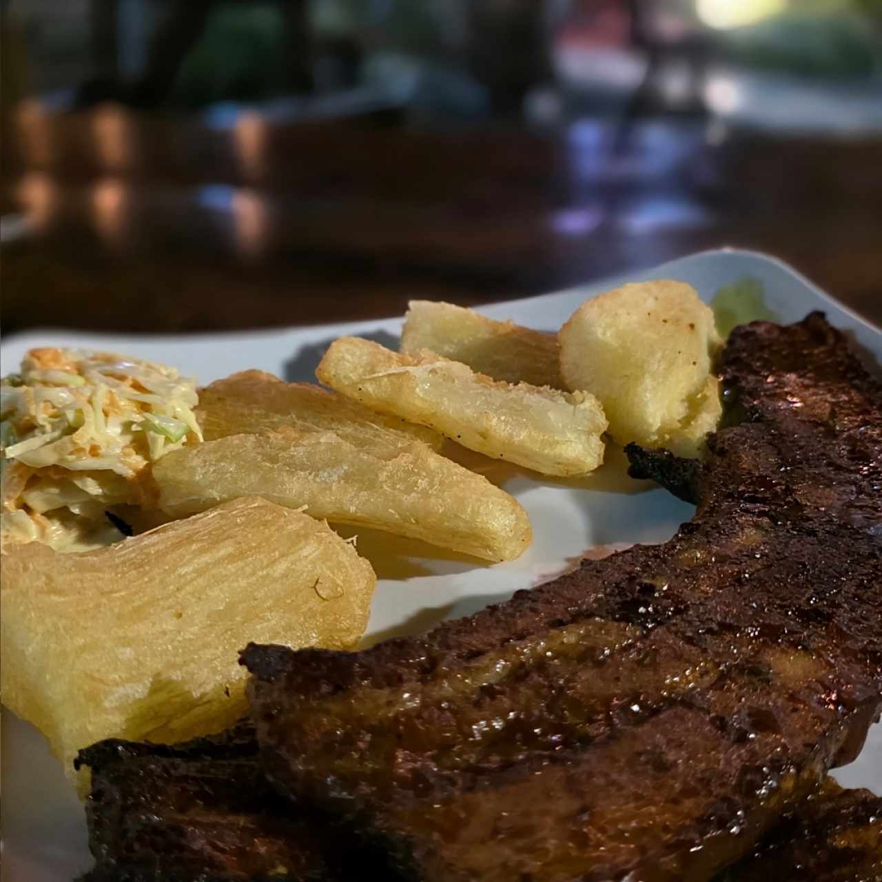 Costilla de cerdo con yuca