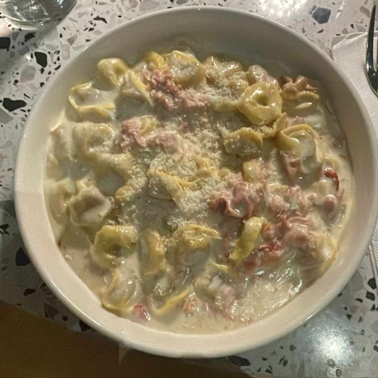 Tortellini con prosciutto en salsa corta