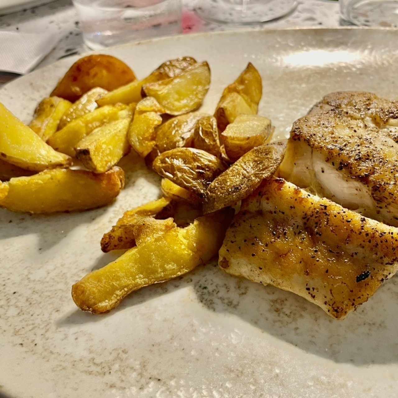 Pesca del dia (corvina) y papas horneadas