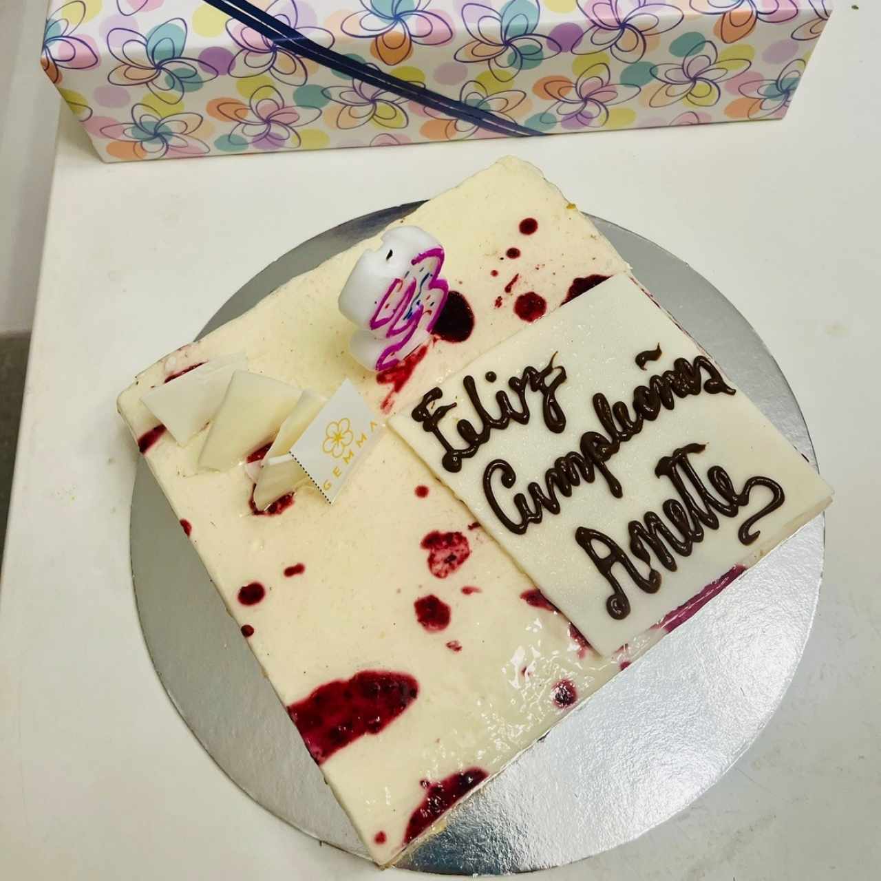 Este fue mi dulce de cumpleaños y me dejó sin palabras, tiene el equilibrio perfecto de sabor con frutos rojos y chocolate blanco. Nos gusto mucho ❤️