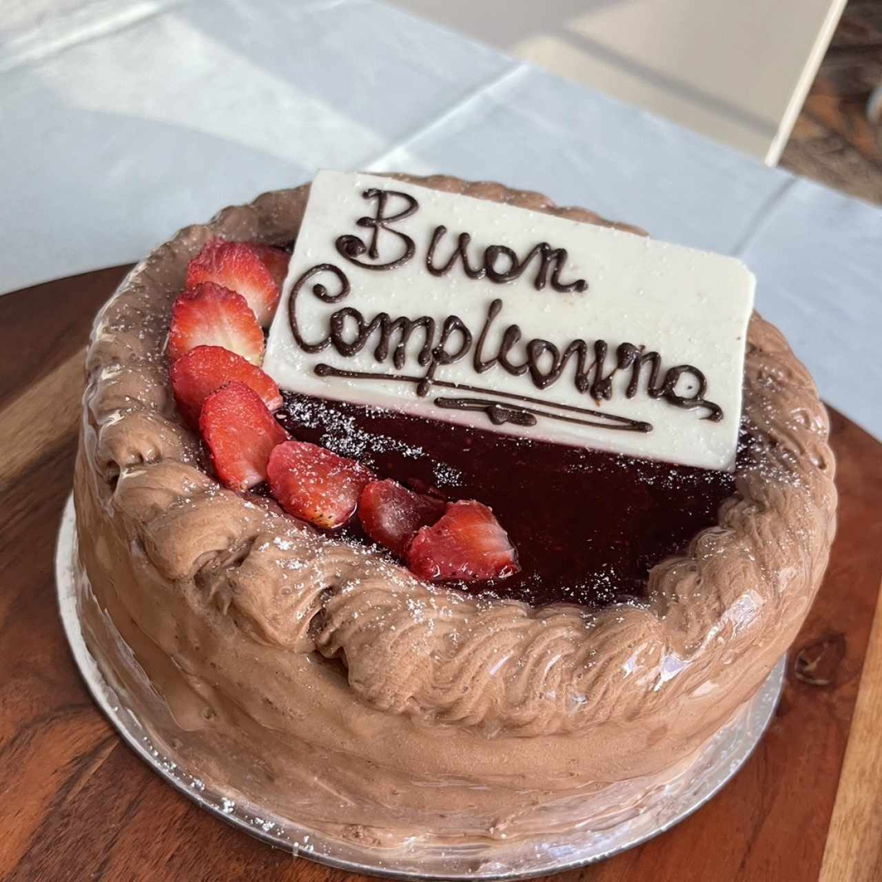 Esta torta de cumpleaños de Chocolate con frutas rojos la recomiendo mucho! La compre para el cumple de mi esposo y el mio, y de seguro volveria a comprarla para cualquier otra celebracion 😍