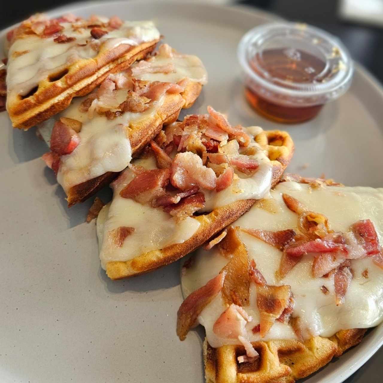 waffles con mozzarella y bacon