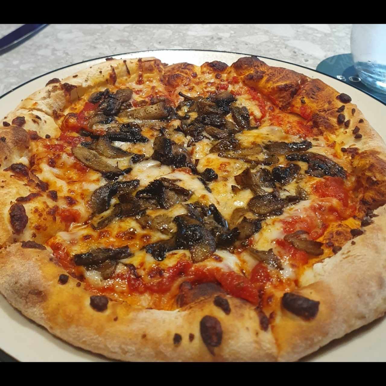 Pizza de champiñones al ajillo con queso 