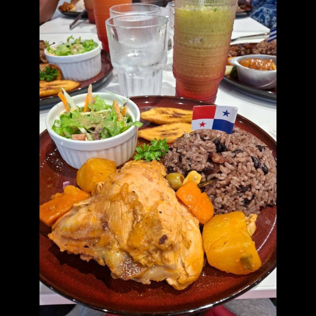 pollo, arroz congri, tajadas y ensalada