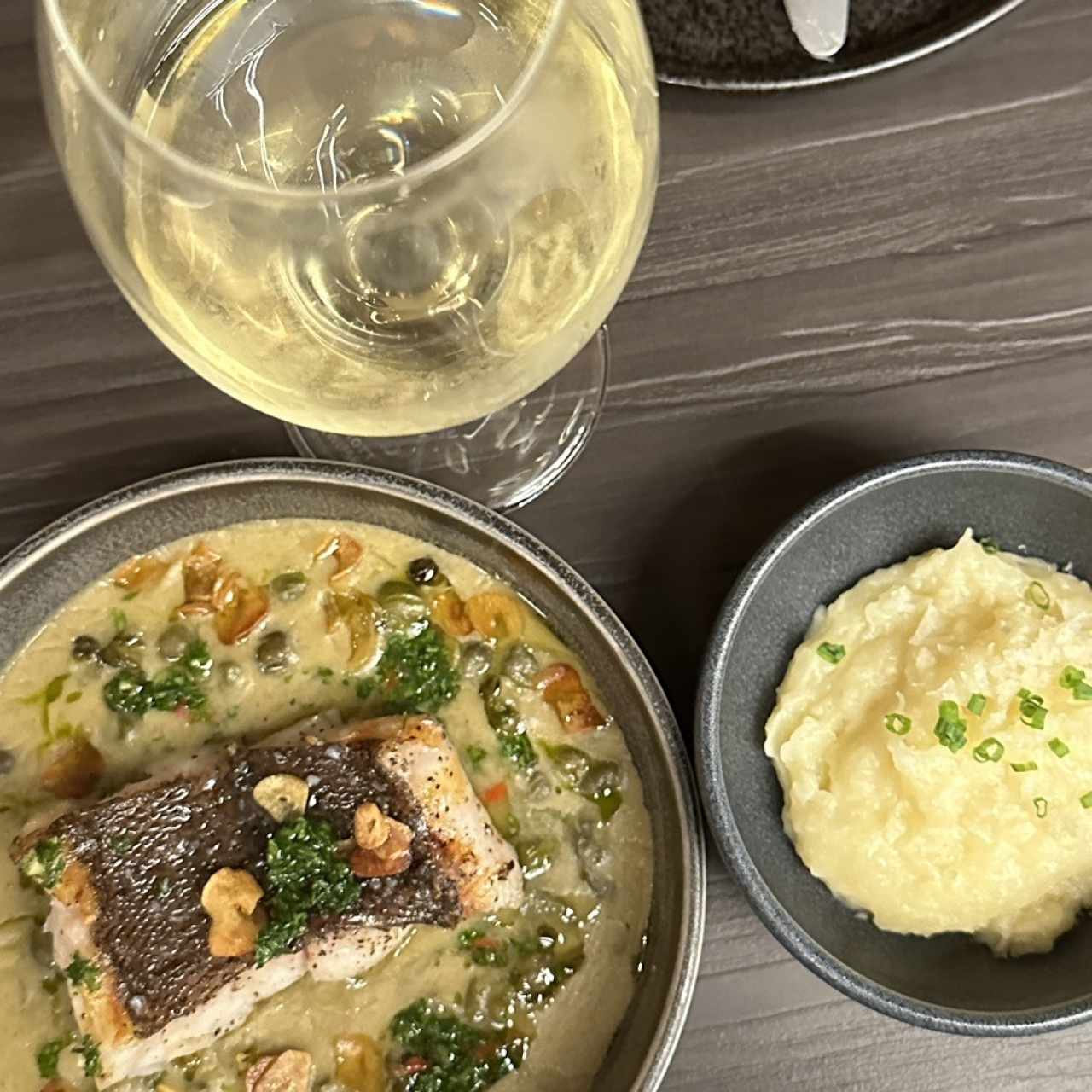 Pesca del dia en salsa meuniere con puré (menu degustacion)