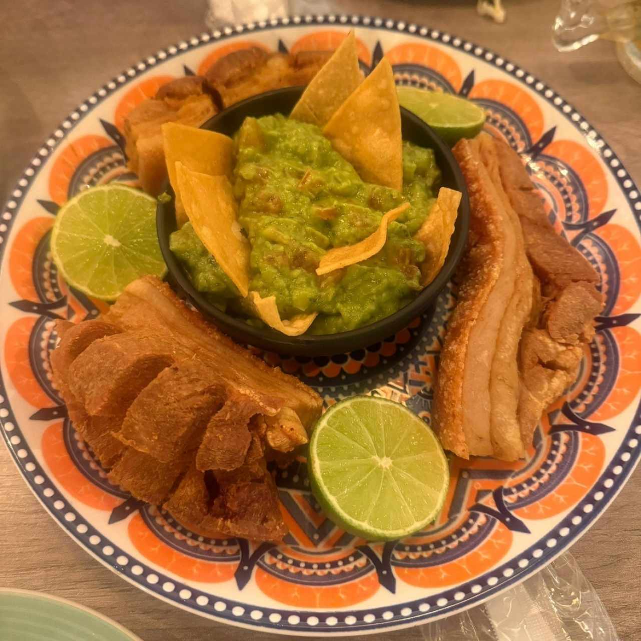 Guacamole con chicharrones 