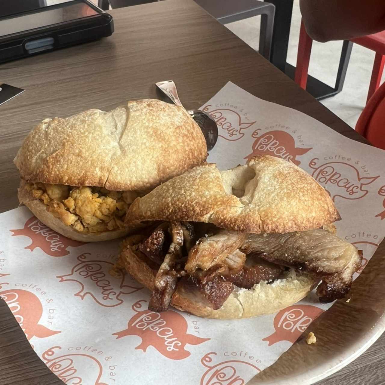 Pan con Chicharron y Pan con Salchicha brava (mitad y mitad)