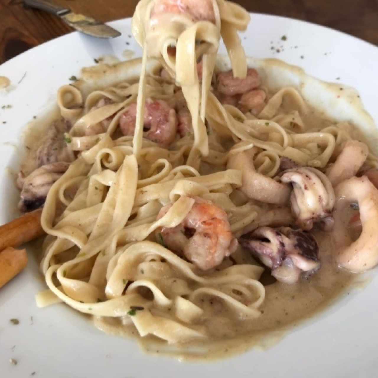 fettuccini con salsa blanca de mariscos