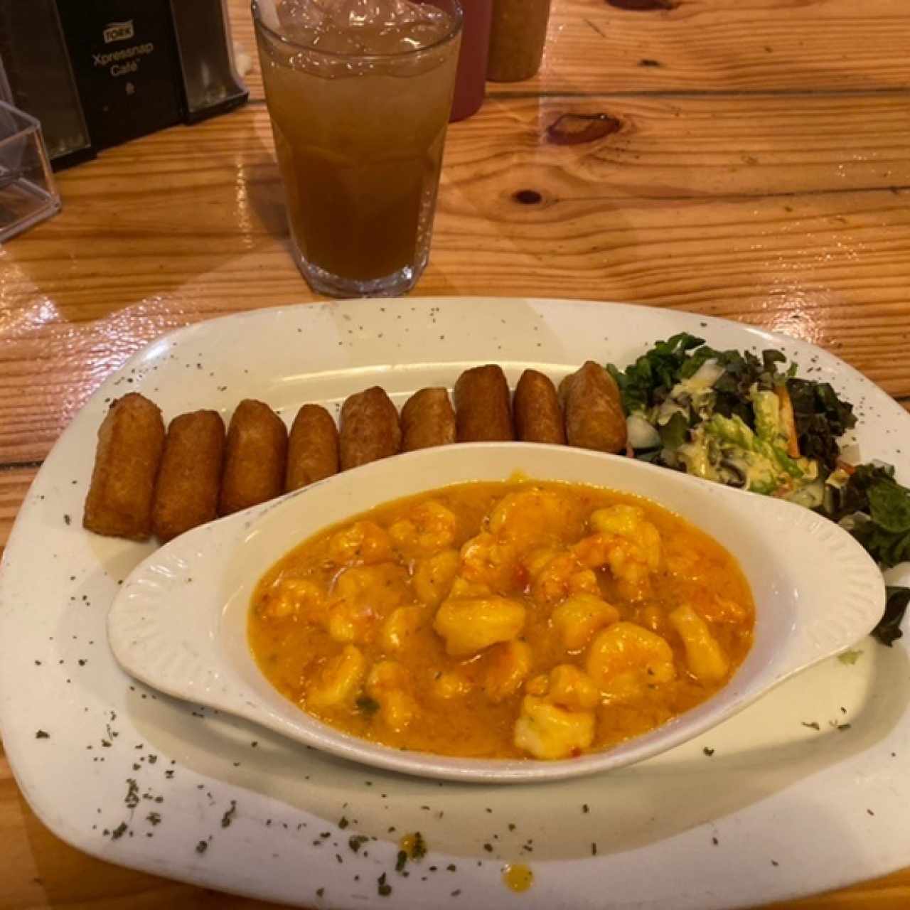 Camarones al ajillo con yuca y agua de panela