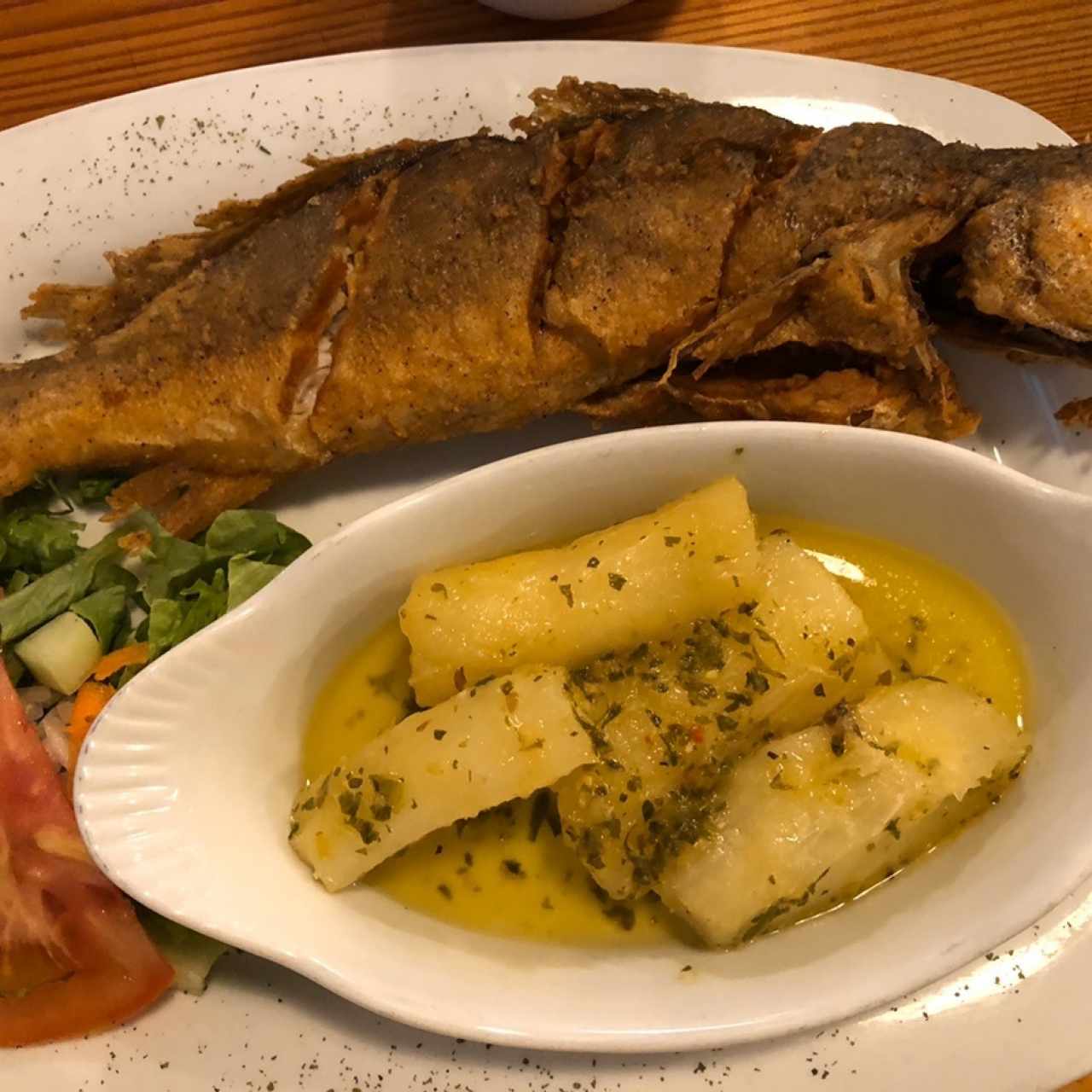 filete de corvina entera con yuca al moho