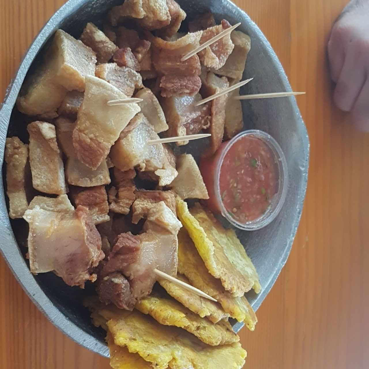 entrada: chicharrones con patacón