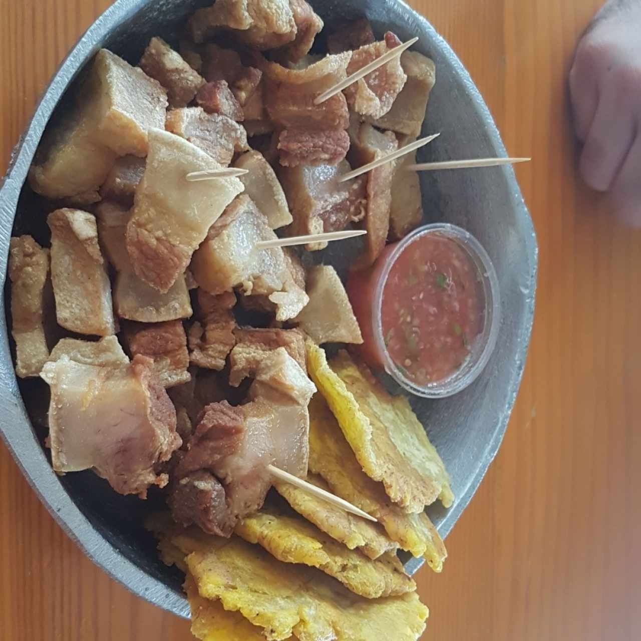 Entrada: chicharrones con patacón