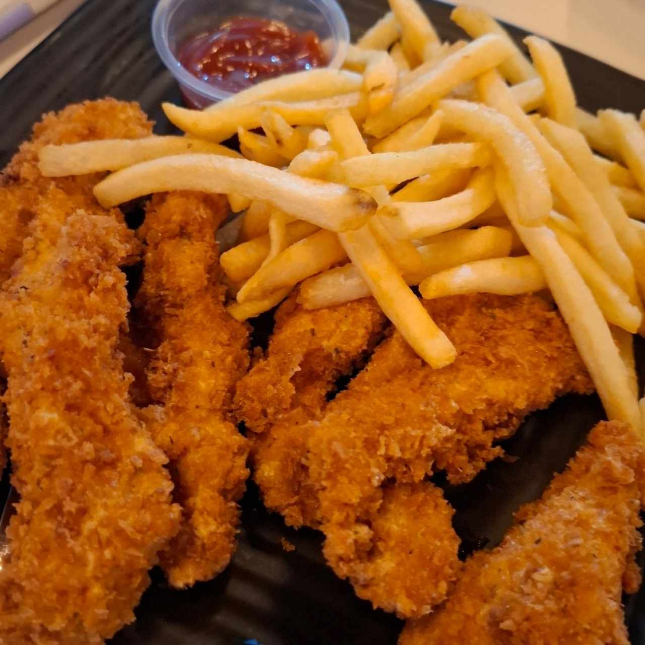 Deditos de Pollo (Acompañado de Papas Fritas) / Chicken Fingers (Accompanied with Fries)