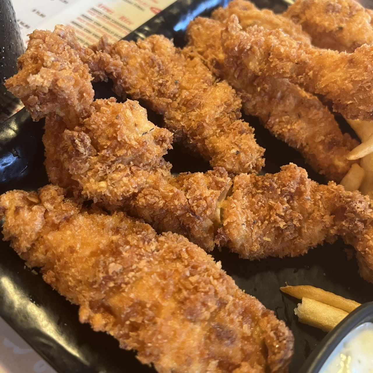 Deditos de Pollo (Acompañado de Papas Fritas) / Chicken Fingers (Accompanied with Fries)