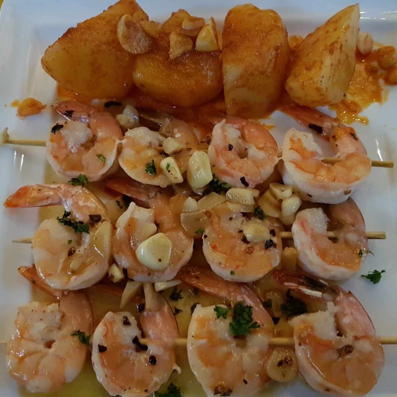 Brochetas de langostinos al ajo/aji