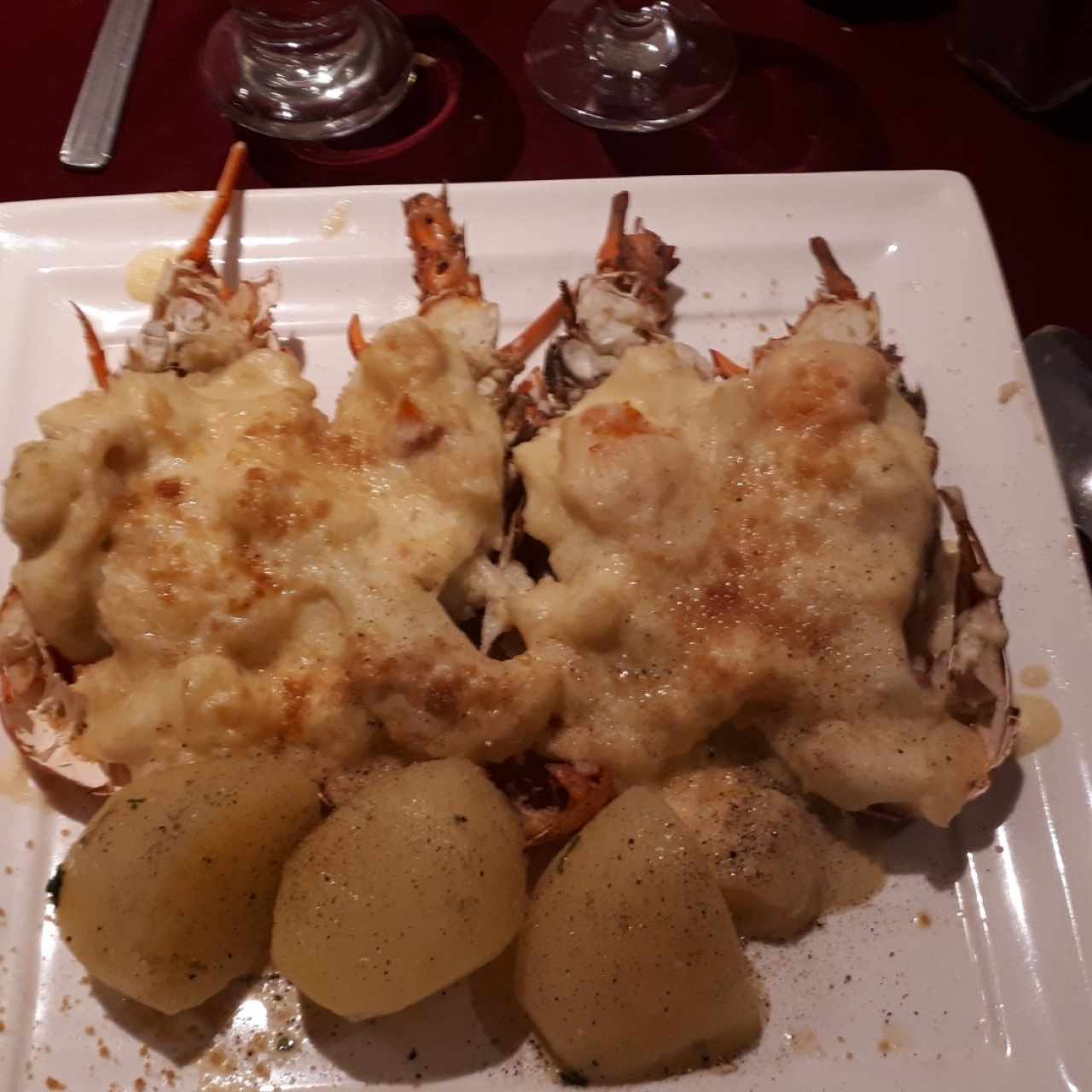 langosta gratinada con papa hervida