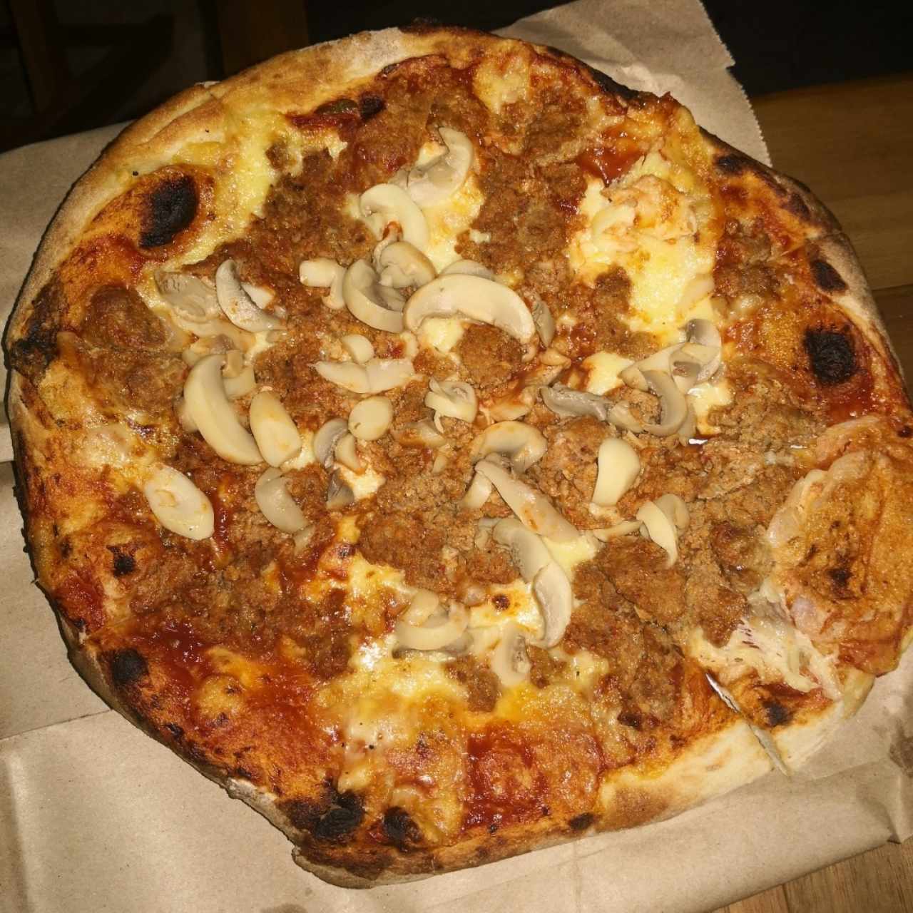 Pizza de carne molida con hongos