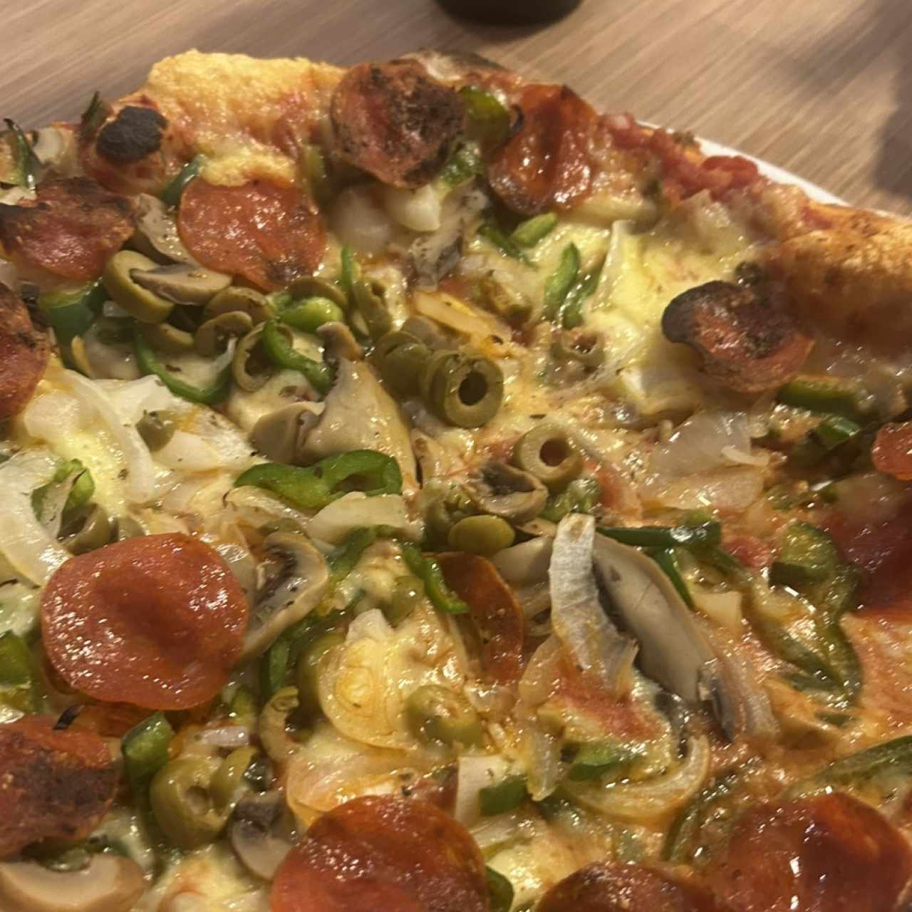 Pizza vegetariana con peperoni