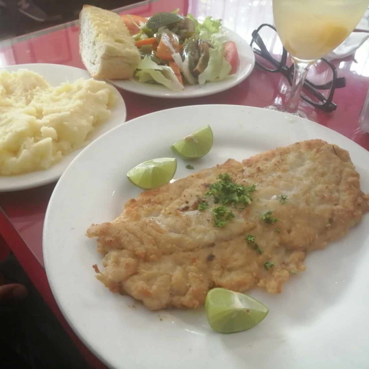 corvina a la plancha, puré y ensalada.