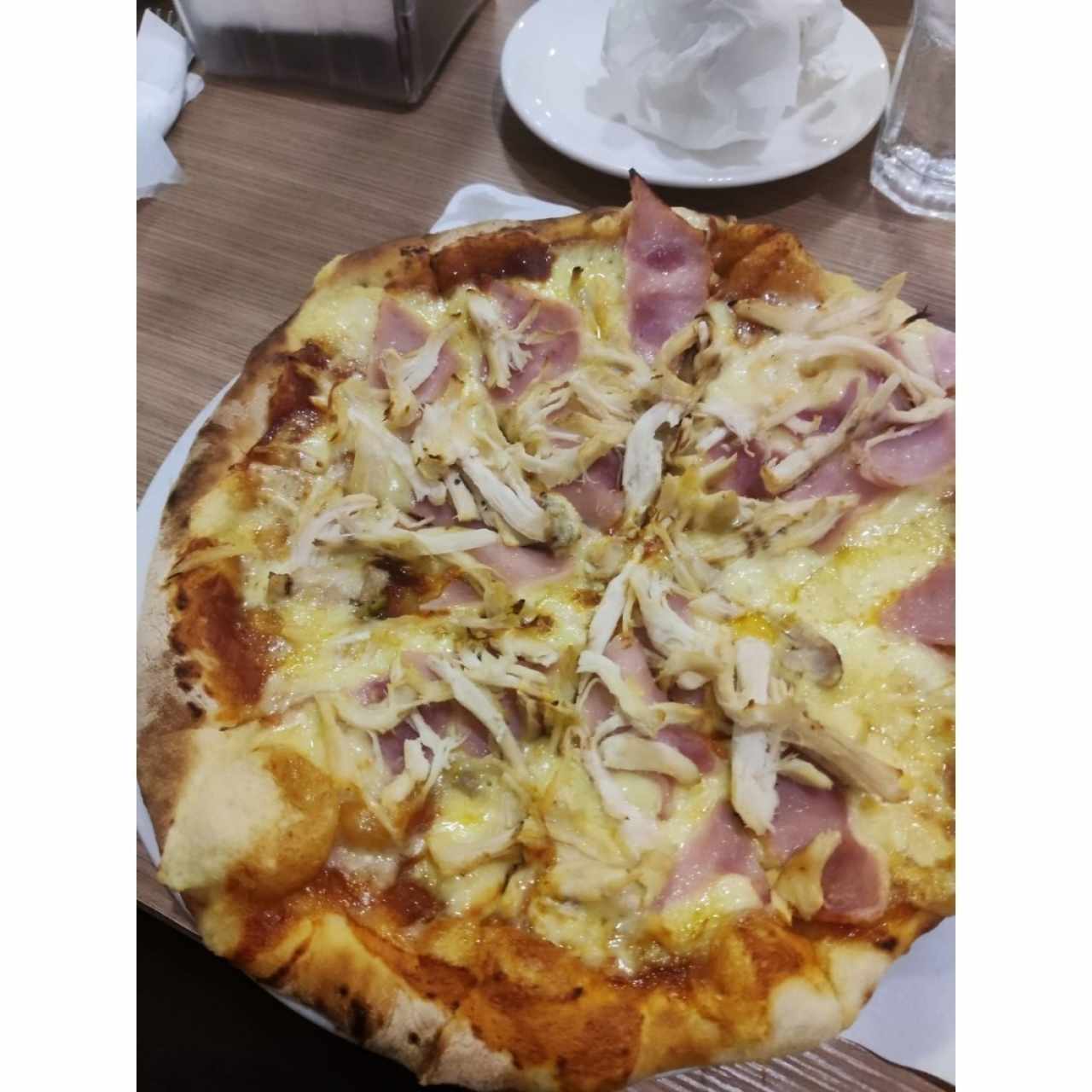 Pizza de pollo y jamón