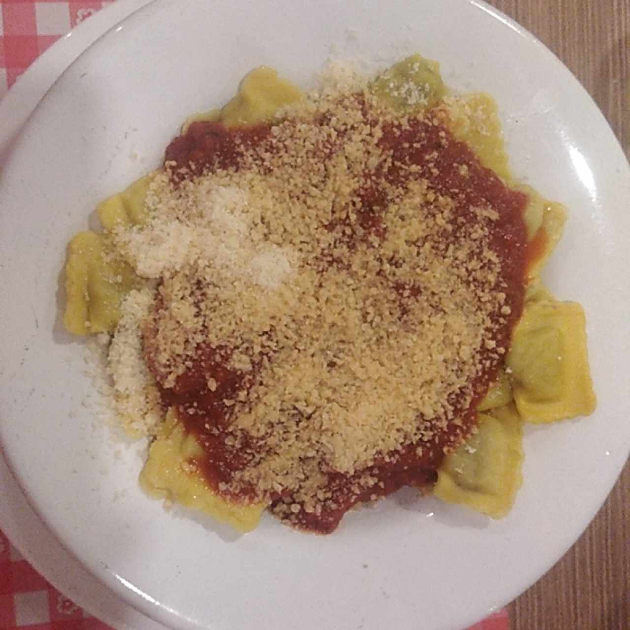 Ravioli de carne en salsa pomodoro