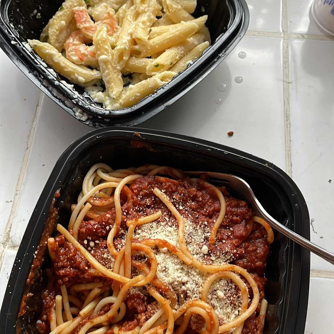 Penne con camarones y pasta boloñesa