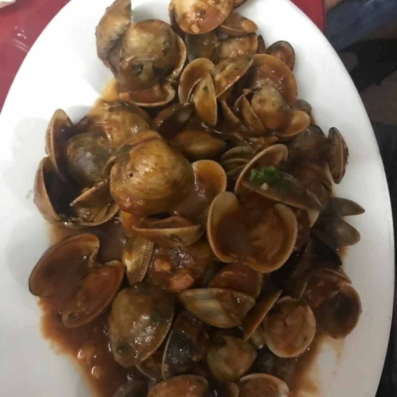 almejas en salsa roja