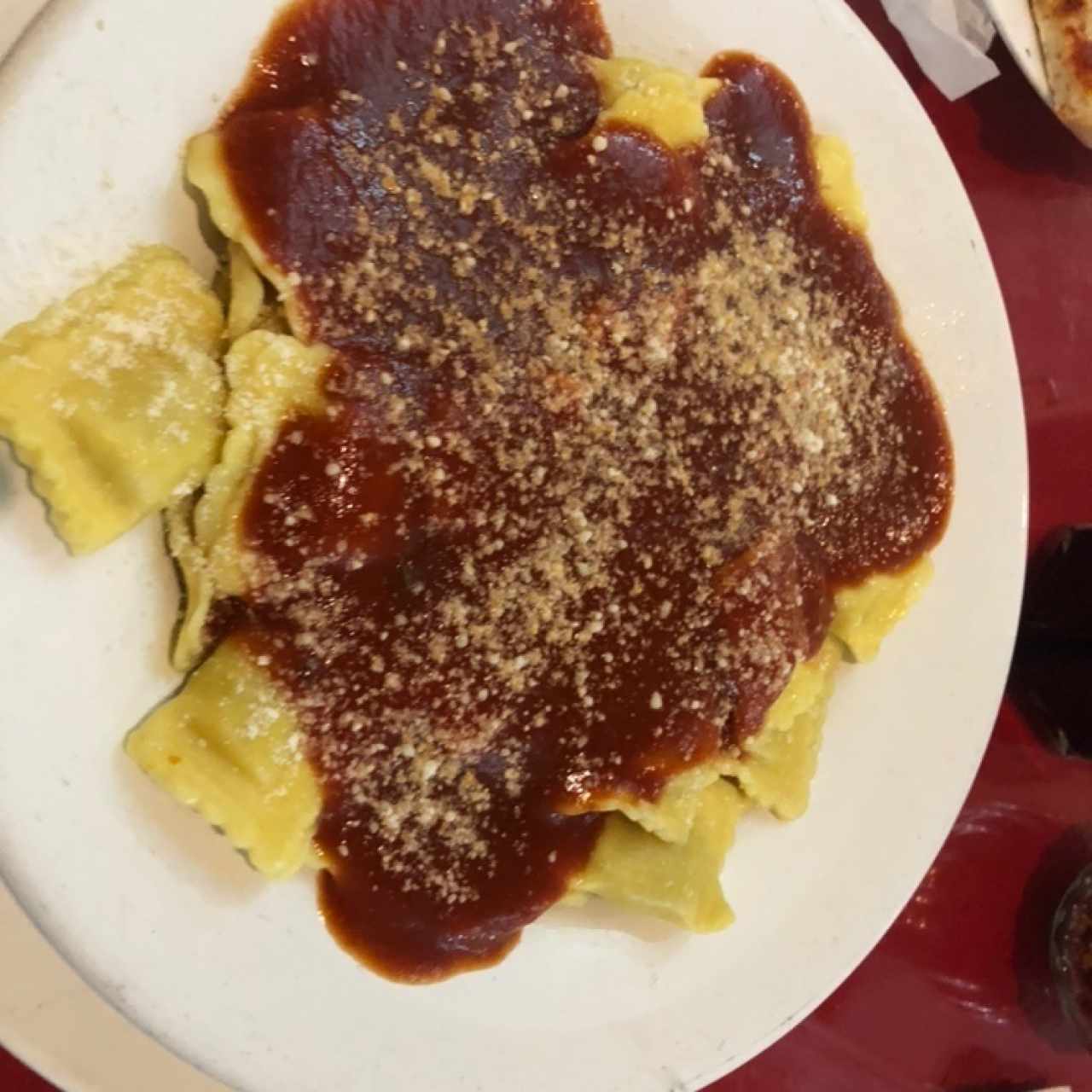 ravioli de ricotta en salsa roja