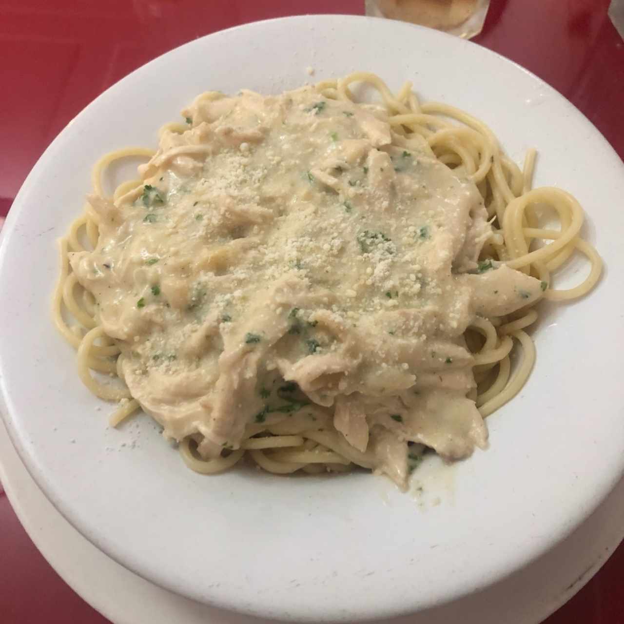 Espaguetti con pollo en salsa alfredo