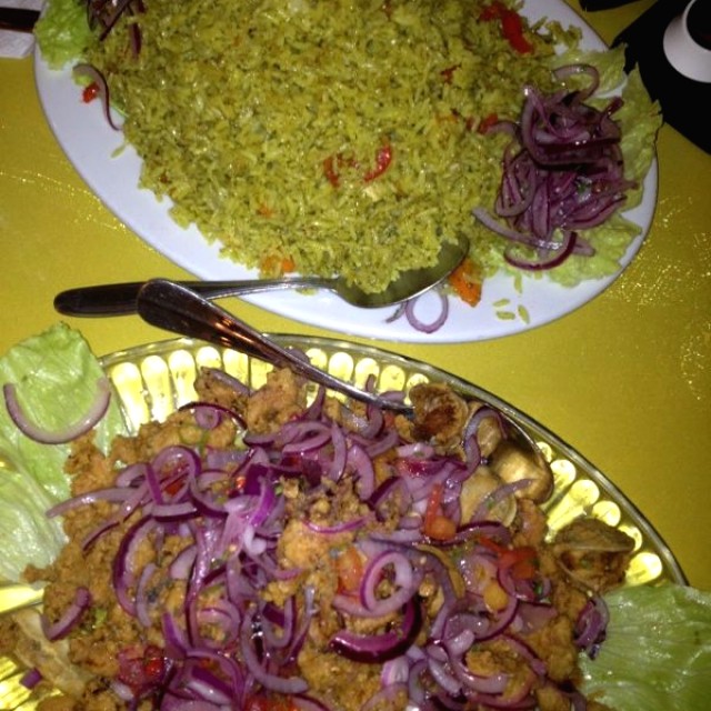 Arroz verde con pollo y jalea de mariscos