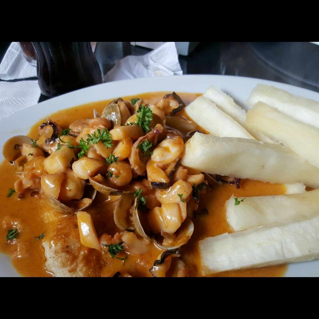 Pescado en salsa de mariscos