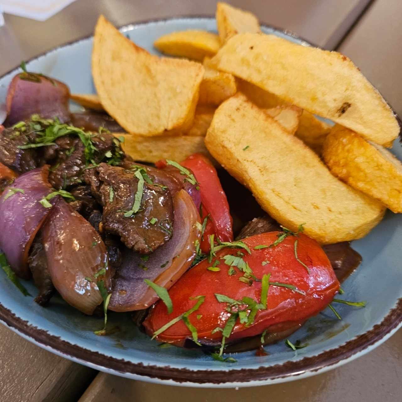 Platos Fuertes - Lomo Saltado