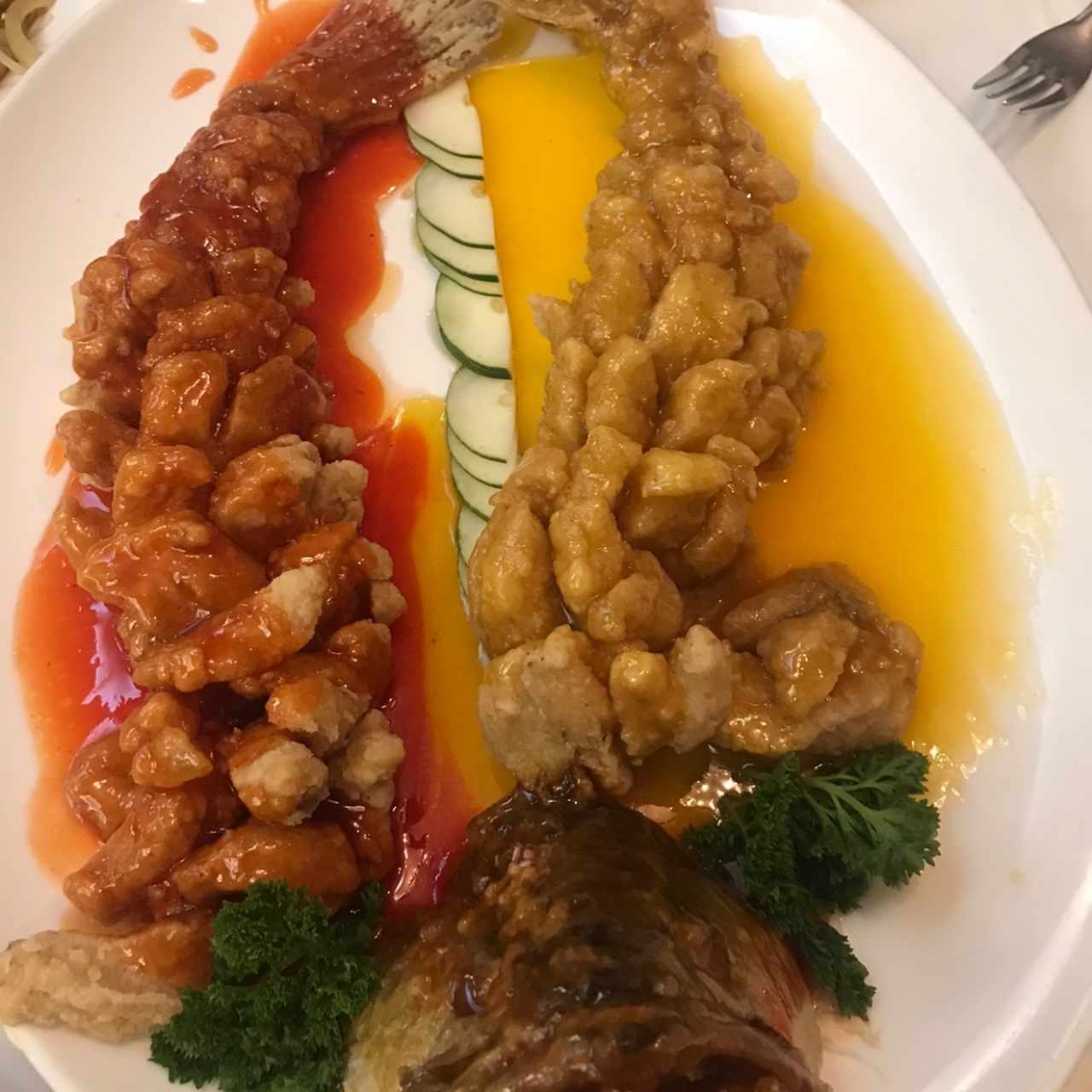 Plato de pescado con corte de uva que de usa en la celebracion del Año Nuevo Chino