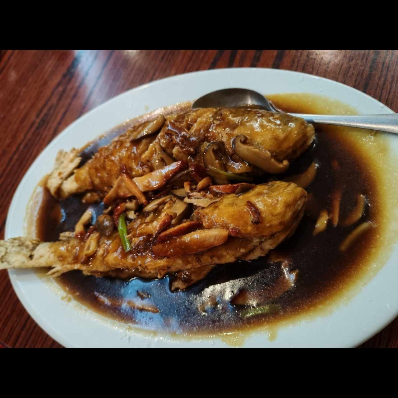 Pescado Guisado en salsa Hung Siu