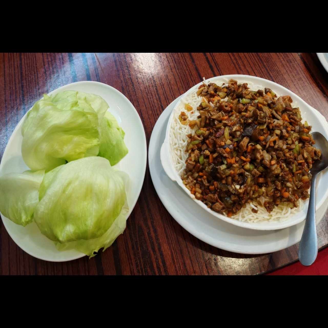 Pato - Pato con Vegetales fideos crocantes y lechuga