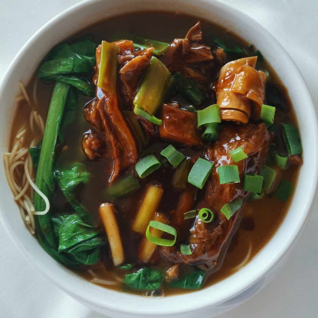 Sopa de Falda de Res con Fideos