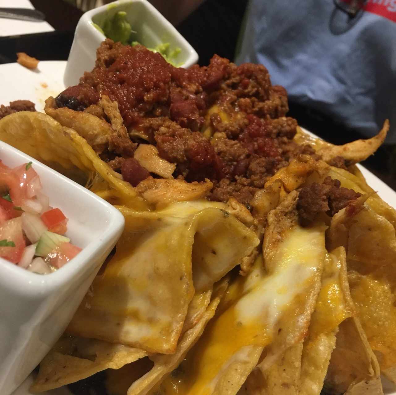 Super Nachos con Pollo y Carne 