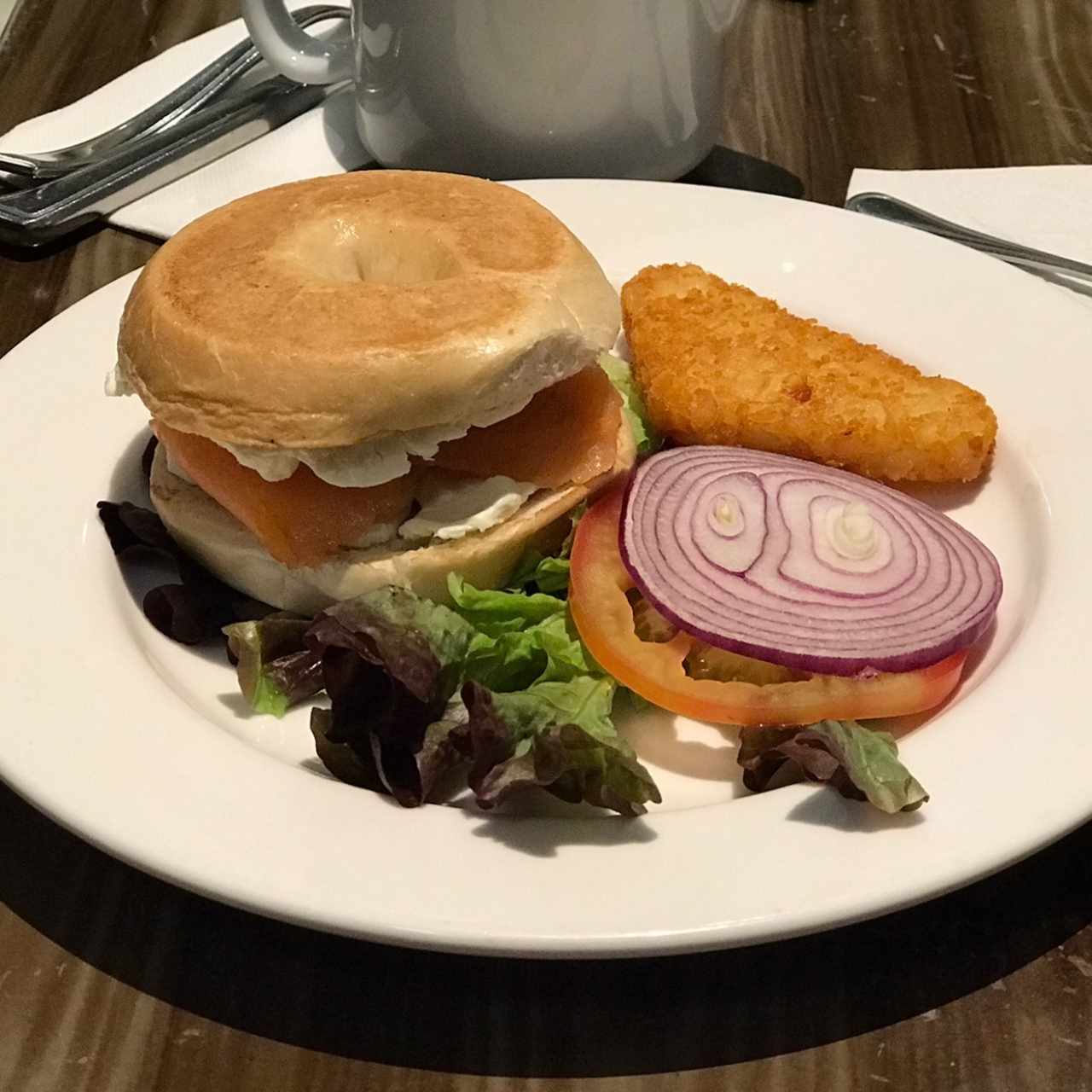 Bagel con salmón y papa rayada