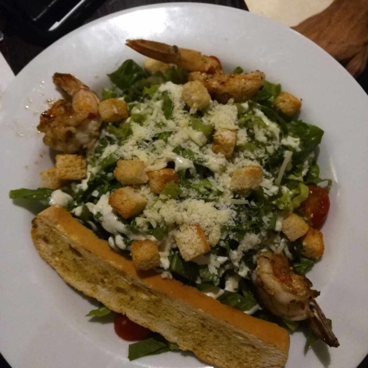 ensalada caesar con langostinos