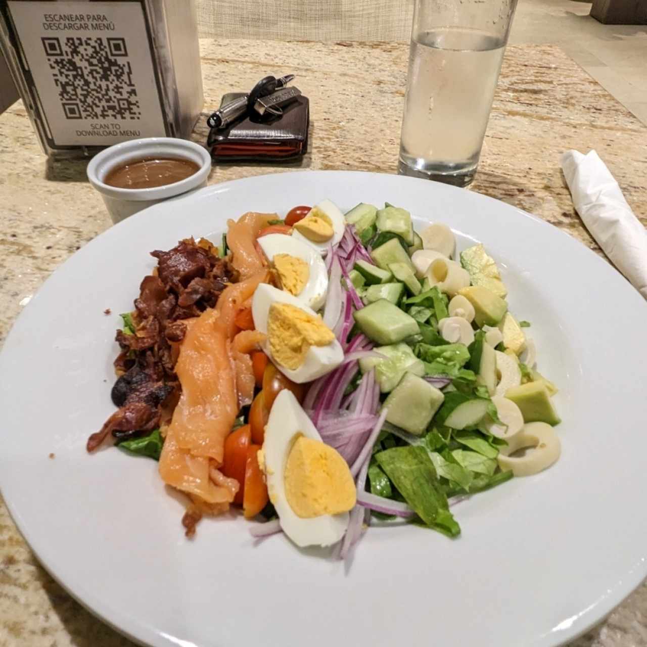 Ensalada Cobb con Salmón Ahumado