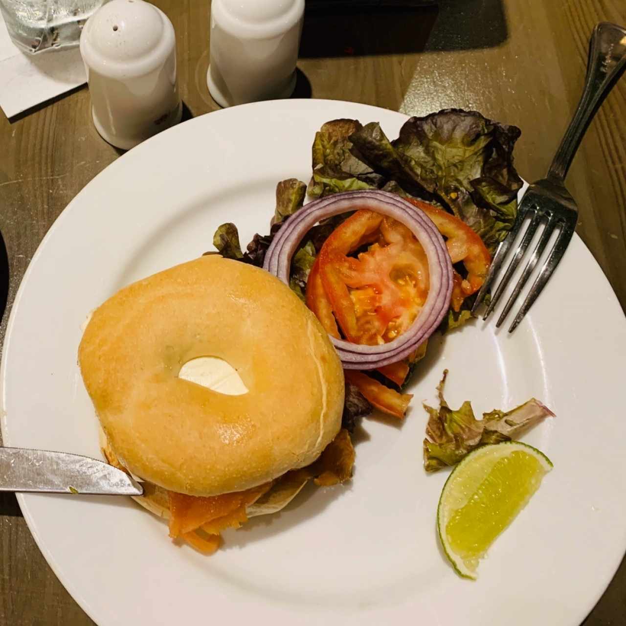 Bagel de salmón con queso crema